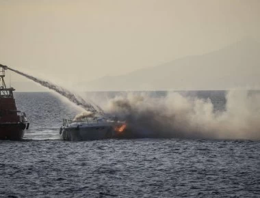 Συναγερμός στο Βόλο: Φωτιά σε σκάφος στην παραλία